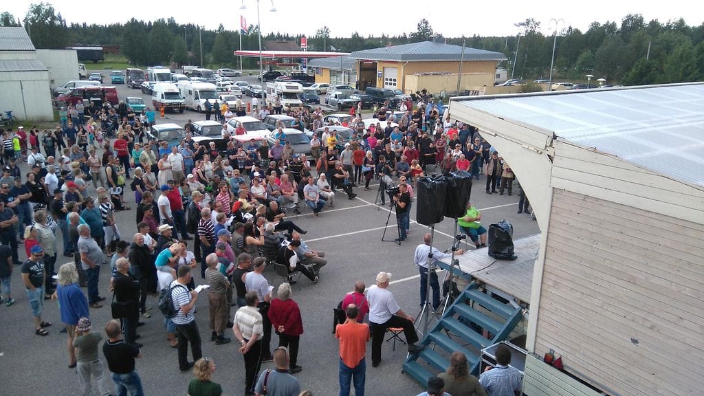 Huutokauppa on kerännyt runsaasti yleisöä.