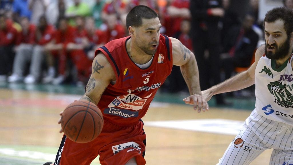 Jeb Ivey Bisonsin paidassa toukokuussa 2013.