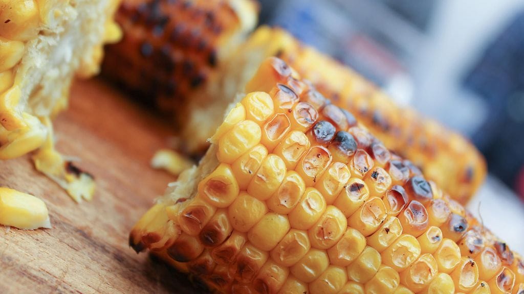 Maissin syöminen helpottuu huomattavasti, kun otat avuksi puisen grillitikun.
