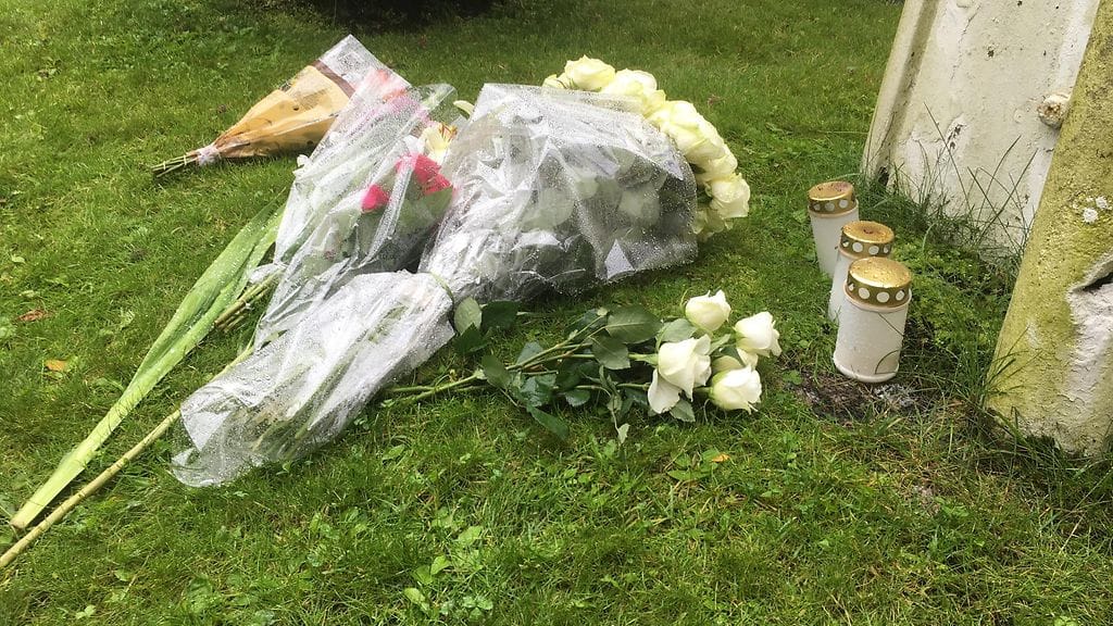 Suomalaisten viemiä kukkia Ranskan Suomen-suurlähetystön edustalla.