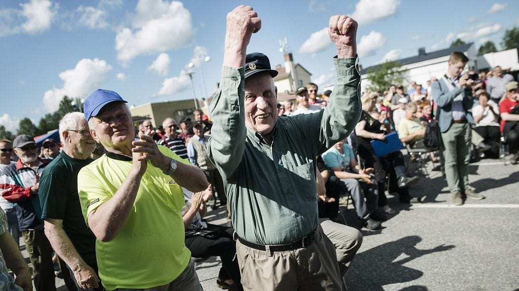 Sallalainen Huugo Jaakkonen huusi perjantaina ensimmäisenä myydyn auton hintaan 60 euroa.
