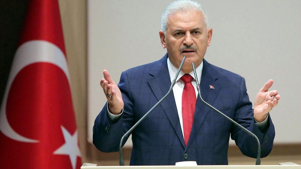 Vallankaappausyrityksen jälkeen kymmeniätuhansia ihmisiä on pidätetty virantoimituksesta ja lähes 19 000 on pidätetty. Pääministeri Binali Yildirim myöntää joitakin ihmisiä kohdellun epäreilusti.