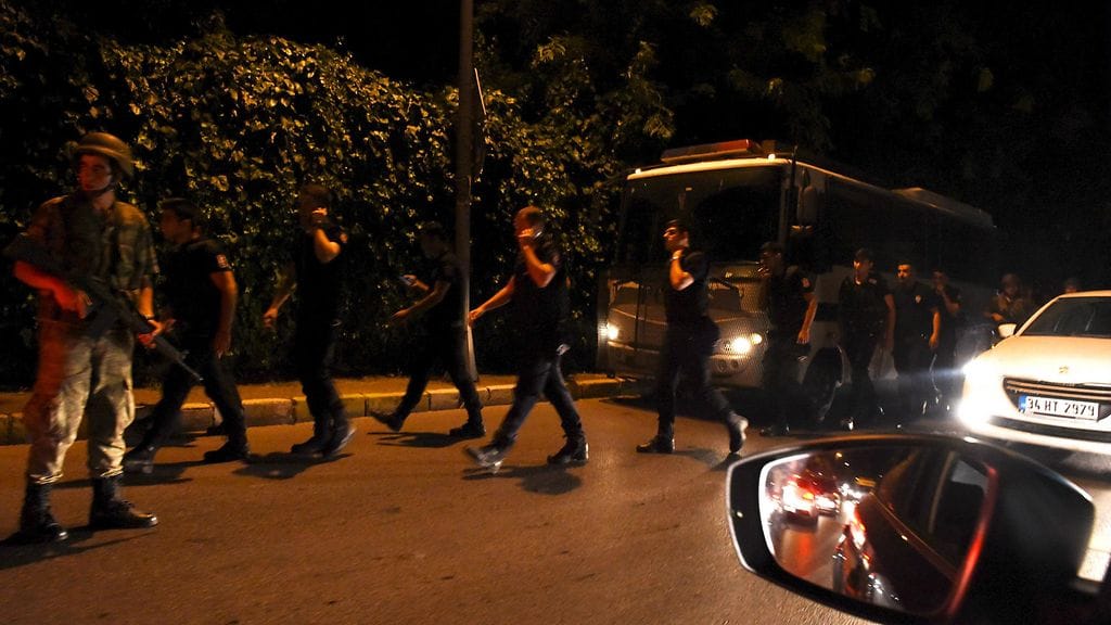 Turkin pääministerin mukaan hallitus harkitsee lakimuutoksia kuolemanrangaistuksen palauttamista.