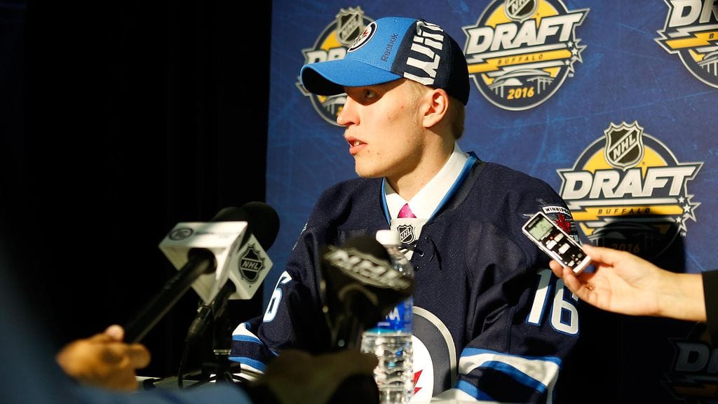 Patrik Laine oli valokeilassa NHL-draftissa.