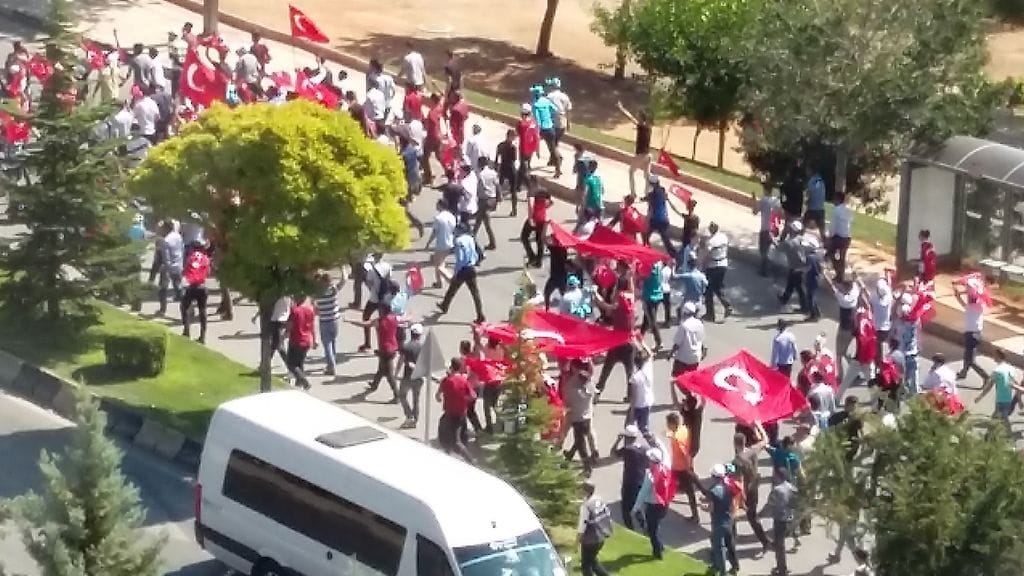 Näkymä Mikko Häkkisen hotellin ikkunasta Turkin Gaziantepistä vallankumousyrityksen jälkeisenä aamuna.