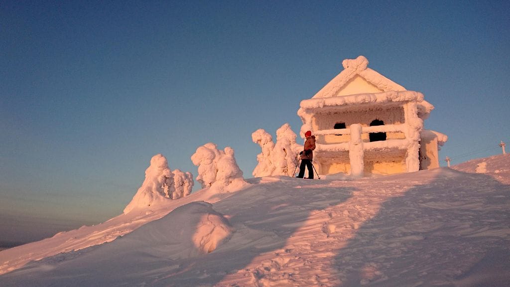 Joulutarinan mökin luo pääsee helpoiten gondolihissillä, mutta paikalle voi myös kävellä.