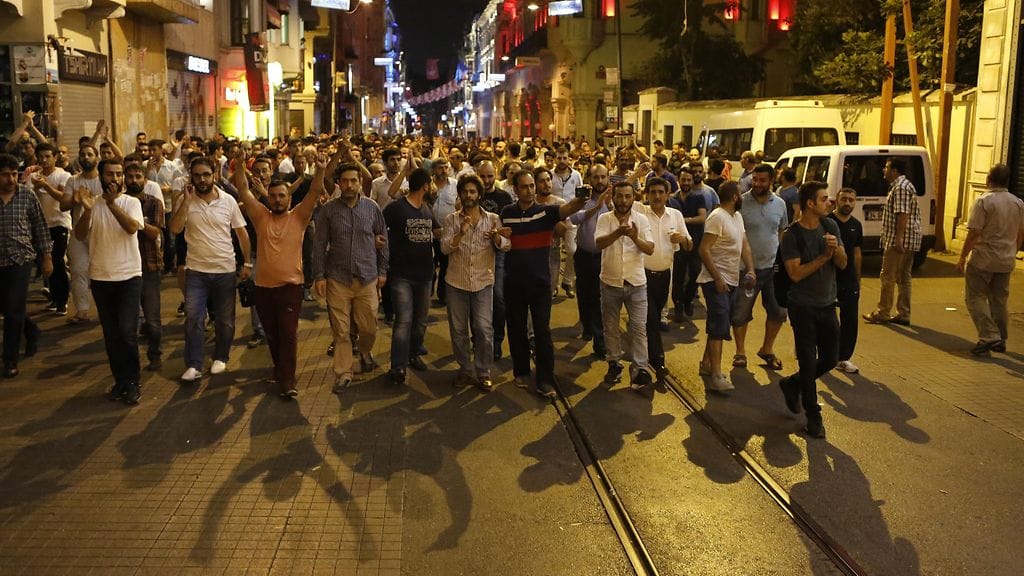 Presidentti Erdoganin mukaan Turkin kadut pitäisi koettaa pitää vallassa millä keinolla hyvänsä, sillä uusi vallankaappausyritys voi tapahtua milloin tahansa. Kuvassa Ergoganin kannattajia marssimassa Istanbulissa.