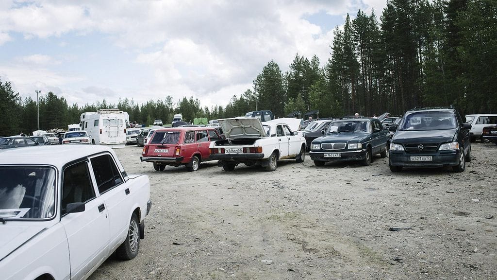 Turvapaikanhakijoiden hylkäämiä autoja Sallassa.