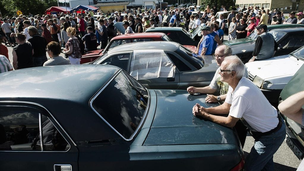 Veikko Ruokamo ja Seppo Parkkinen seurasivat turvapaikanhakijoiden hylkäämien autojen huutokauppaa Sallassa heinäkuussa.