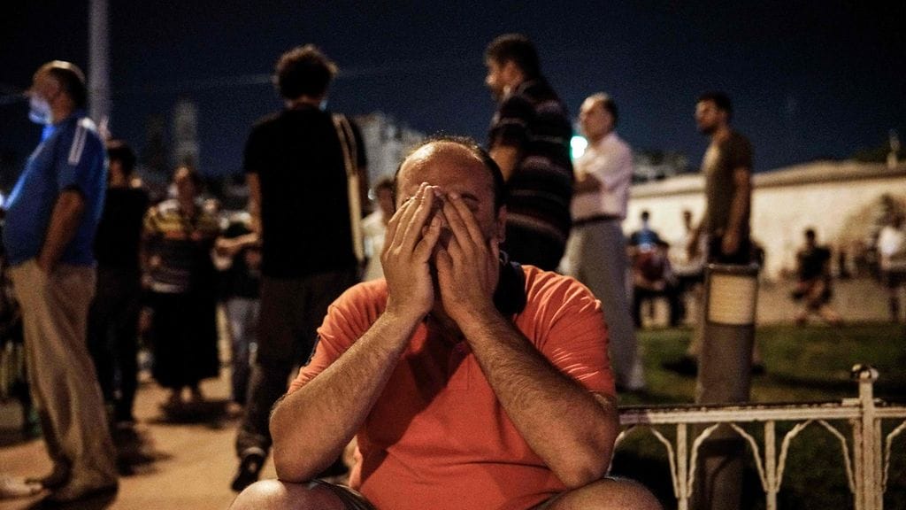 Mies Taksim-aukiolla Istanbulissa 16. heinäkuuta 2016.