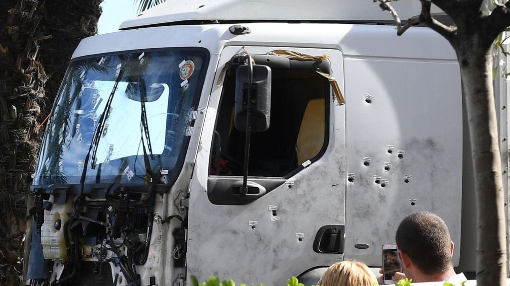 Nizzan iskussa käytetty kuorma-auto oli luodinreikiä täynnä poliisin pysäytettyä hyökkääjän ampumalla.