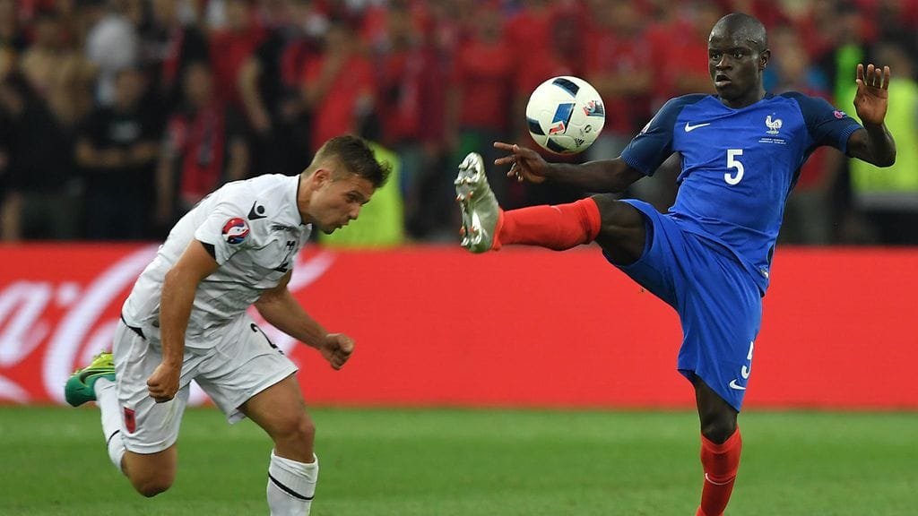 N'Golo Kante (oik.) ja Albanian Amir Abrashi EM-kisoissa kesäkuussa.