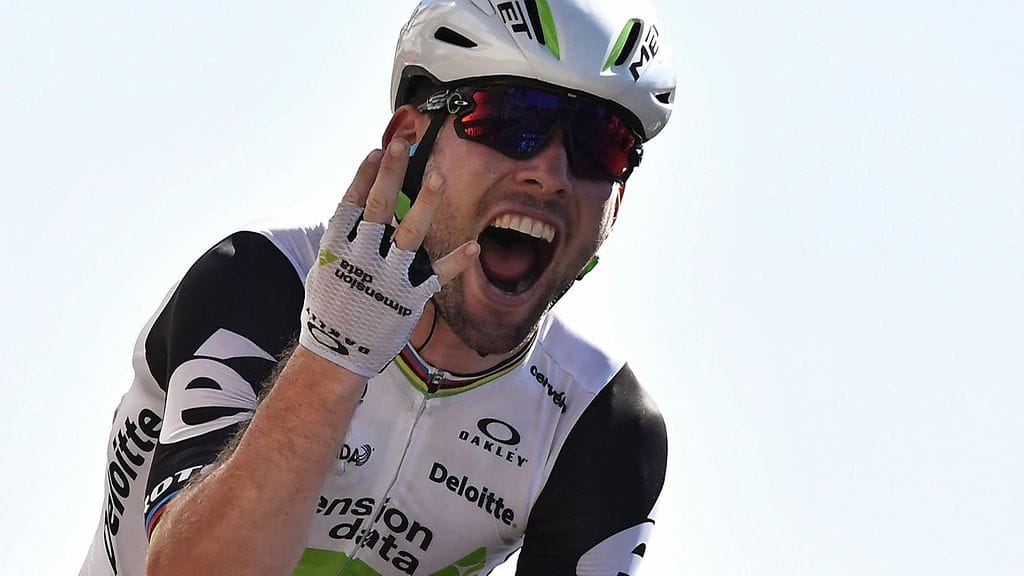 Mark Cavendish on kovassa lyönnissä.