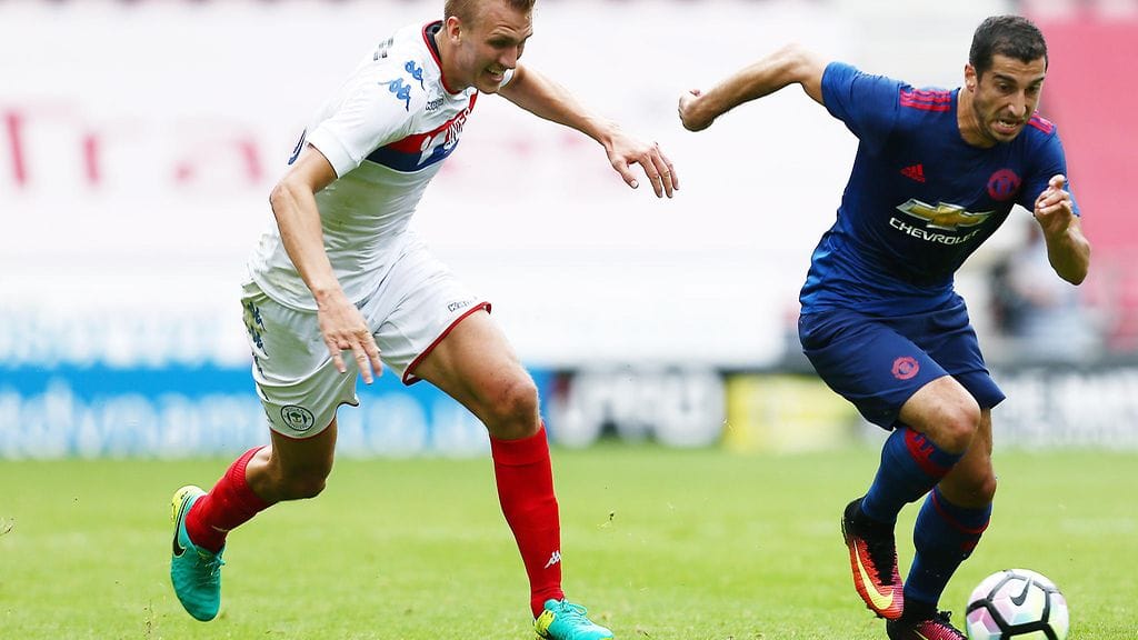 Henrikh Mkhitaryan (oik.) ohitti Wiganin Dan Burnin.