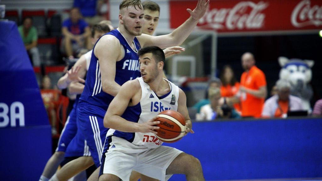 Tamir Blatt (edessä) oli liukas pala pidettäväksi Juho-Matti Henttoselle (takana vas.) ja Samuli Niemiselle.