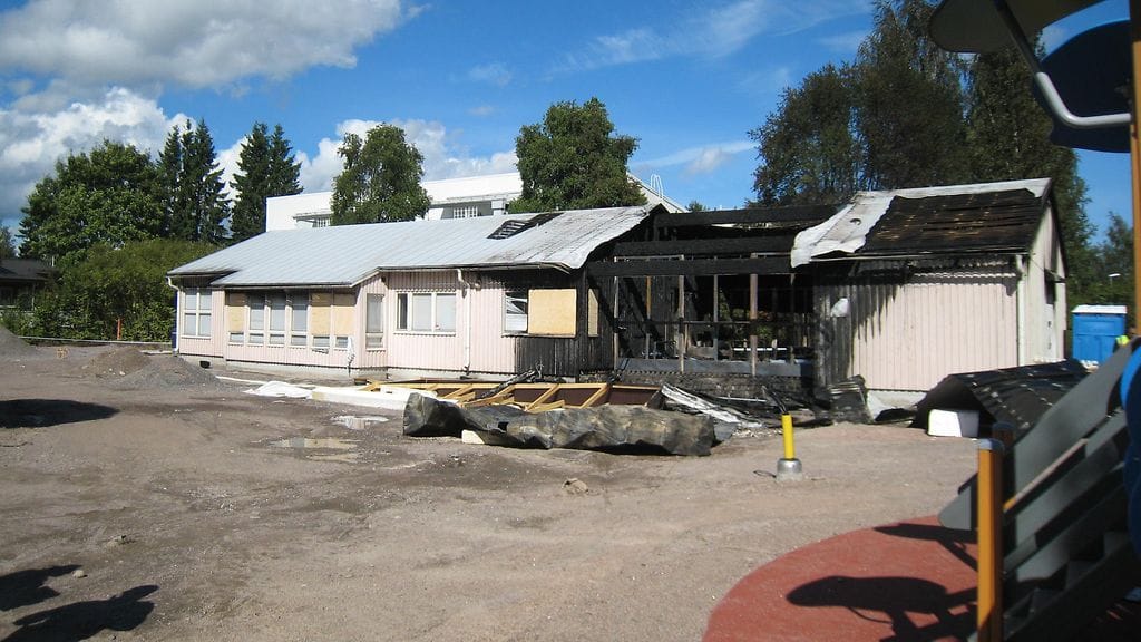 Helsingin pelastuslaitos sai hälytyksen Uudenpellonkujan leikkipuistoon puoli kahden aikaan iltapäivällä. Rakennus tuhoutui sisäosiltaan lähes kokonaan.