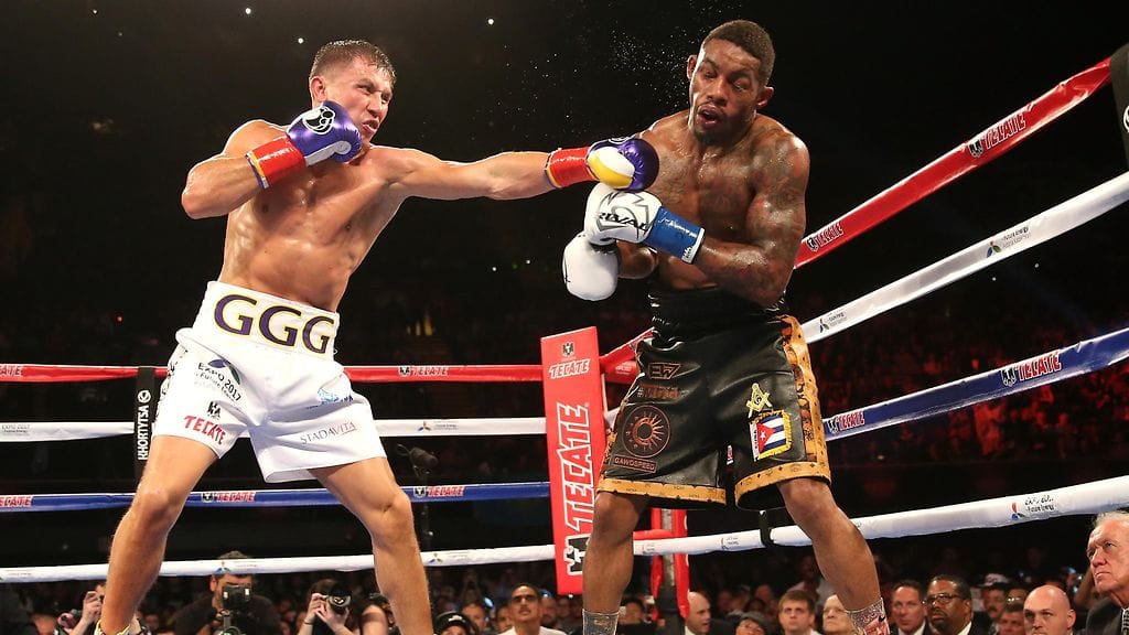 Gennadi Golovkin (vas.) on raivannut tieltään jokaisen esteen. Kuvassa kyytiä saa Willie Monroe.