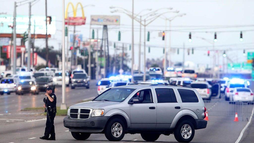 Poliisi partioi valtatiellä Baton Rougessa poliisisurmien jälkeen.