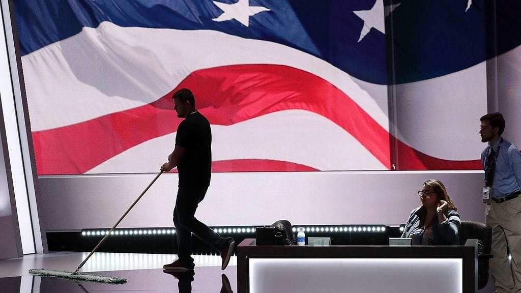 Puoluekokouksen henkilökuntaan kuuluva mies pyyhkii lattiaa 17. heinäkuuta 2016.