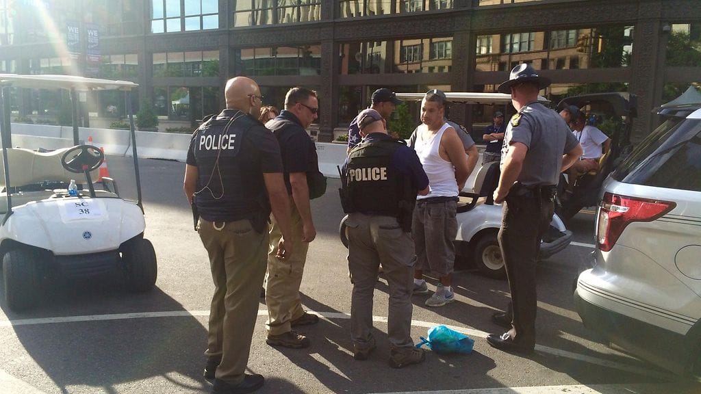 Lähellä puoluekokouspaikkaa, Quicken Loans Areenaa, tehtiin pidätyksiä jo ennen kokouksen alkua. Viranomaiset varoittavat mahdollisista väkivaltaisuuksista.