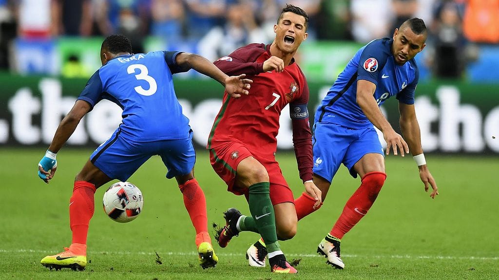 Cristiano Ronaldo huutaa tuskasta Dimitri Payetin (oik.) taklauksen jäljiltä.