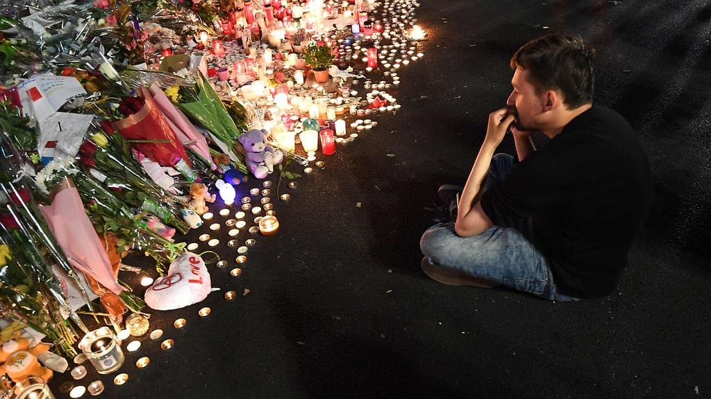 Nizzan uhrien muistoksi tuotiin tuhansia kynttilöitä ja seppeleitä.