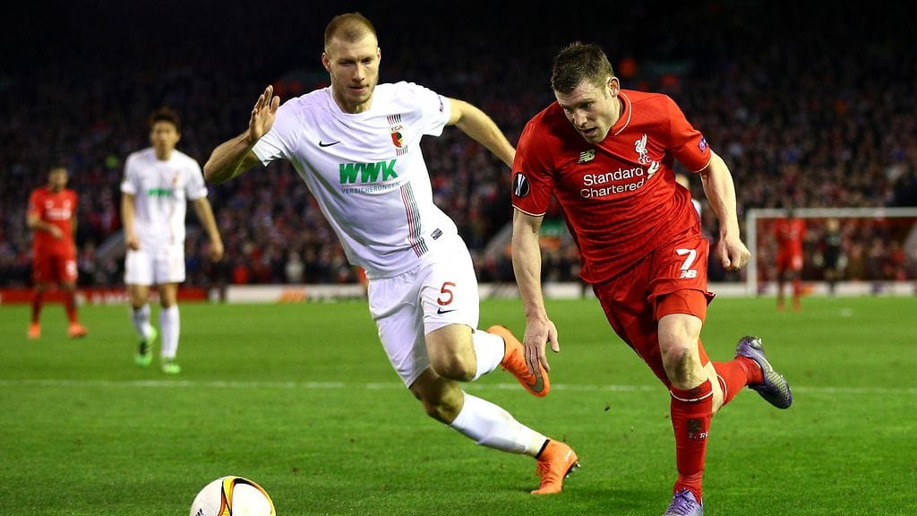 Ragnar Klavan (vas.) pelasi Augsburgin paidassa Liverpoolia vastaan viime kauden Eurooppa-liigassa.