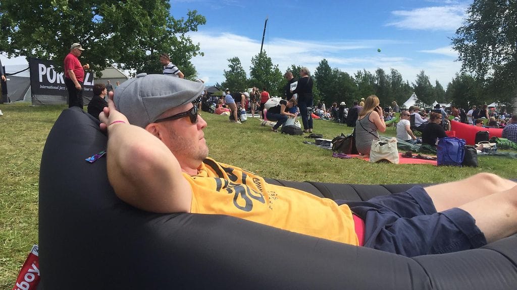 Rami Vallia kiellettiin sulkemasta silmiään, kun hän lepuutti Kirjurinluodolla Pori Jazz -tapahtumassa. Kuva: Rami Valli.