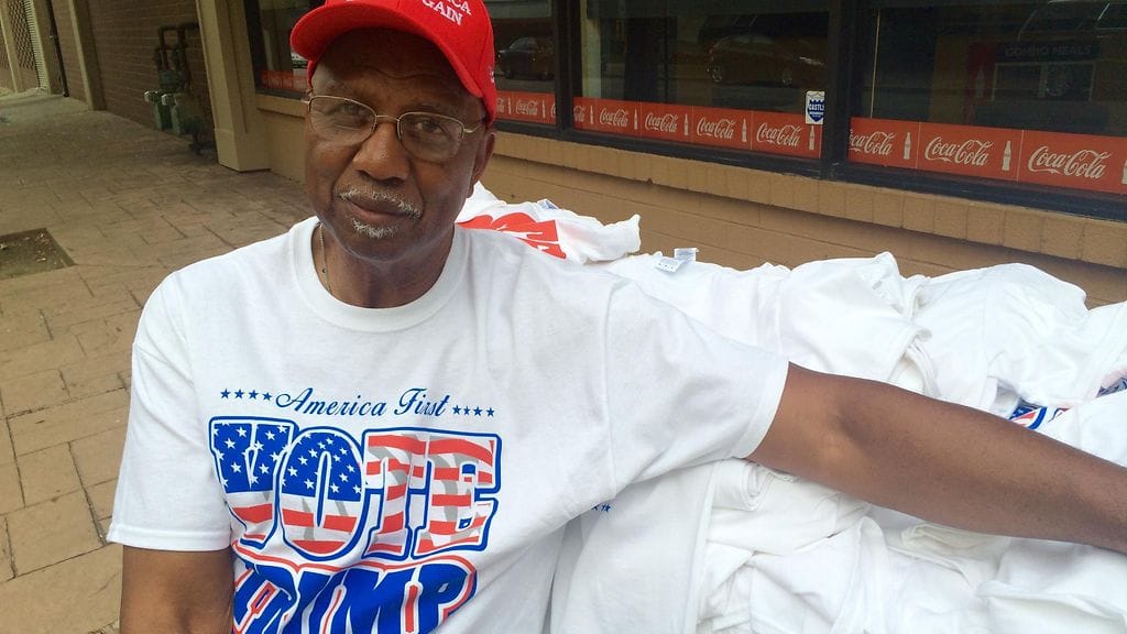 Rekkakuski Henry S. Twiggs tukee republikaanien presidenttiehdokasta Donald Trumpia. Hän myi Clevelandissa Trump-fanipaitoja.