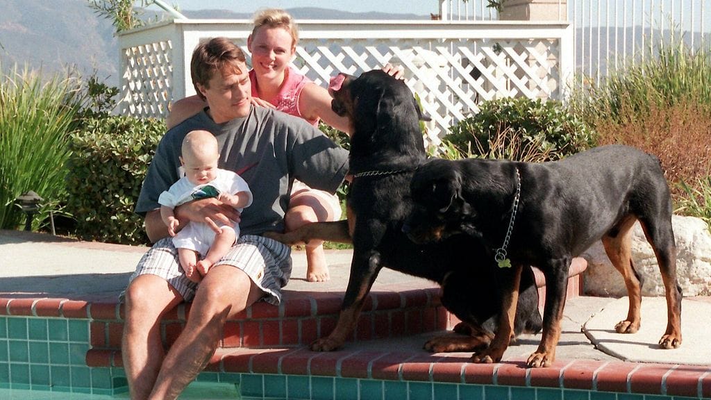 Teemu ja Sirpa Selänne, Eemil, koirat Teddy ja Domi 12.9.1996