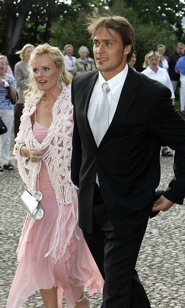 Teemu ja Sirpa Selänne Jari ja Vanessa Kurrin häissä 17.7.2004 2