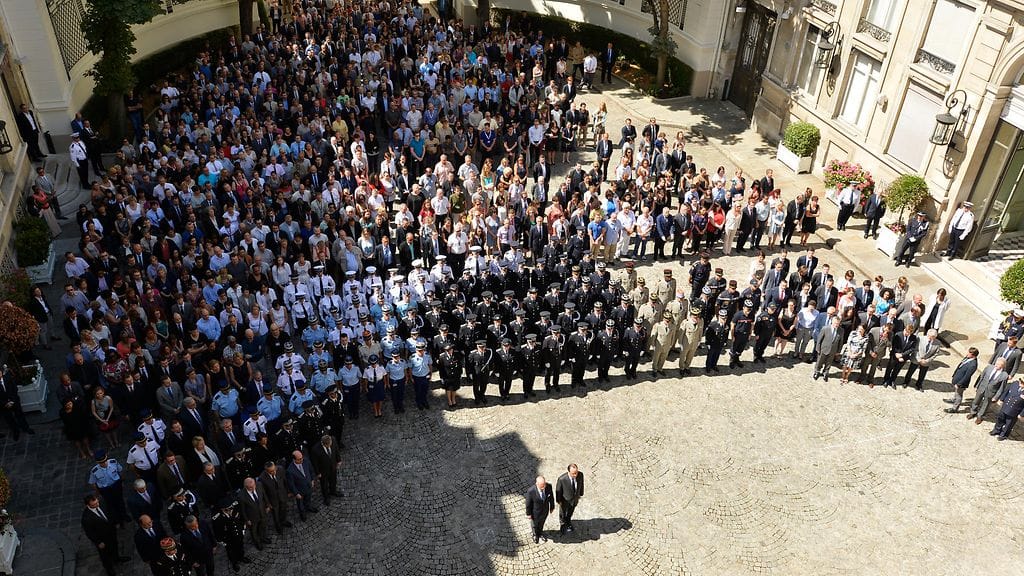 Nizassa pidettiin eilen 18.7.2016 hiljainen hetki joukkoyliajon uhrien muistoksi. Etualalla sisäministeri Bernard Cazeneuve ja presidentti Francois Hollande.