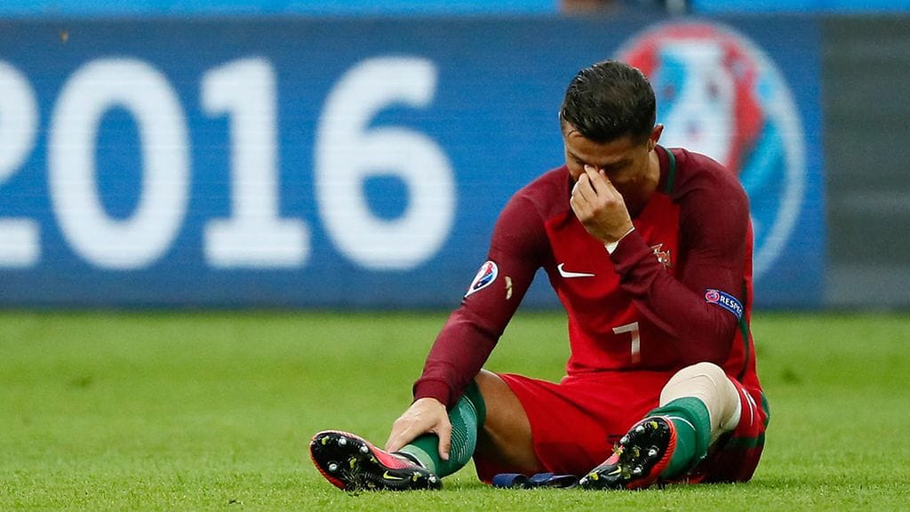 Cristiano Ronaldon EM-finaali päättyi loukkaantumiseen avausjaksolla.