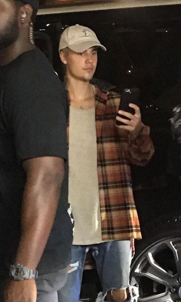 Bieber pokemonpäissään nykissä ALL OVER PRESS