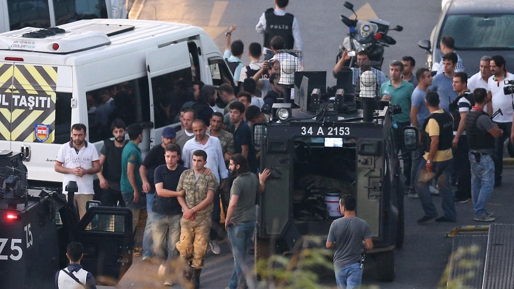 Sotilaita pidätettiin Istanbulissa epäonnistuneen vallankaappausyrityksen jälkeen 16. heinäkuuta 2016.