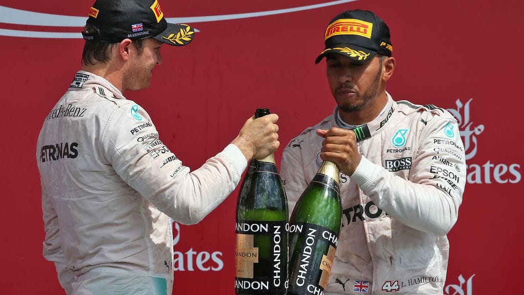 Nico Rosberg ja Lewis Hamilton - tuttu näky palkintokorokkeella.