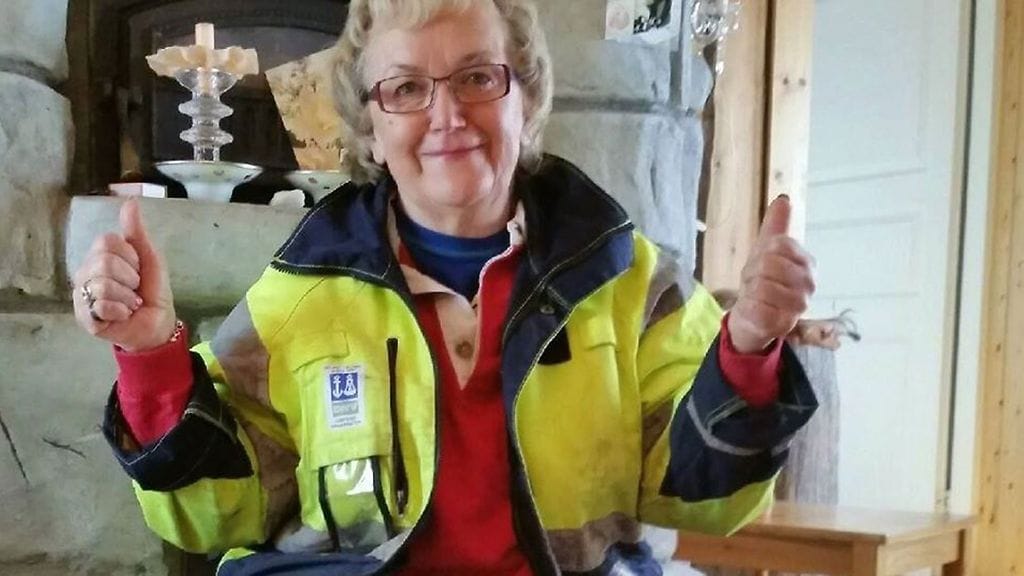 Leena Vaarala veti työhaalarin lapinpuvun päälle 70-vuotisjuhlissaan, kun työnantaja hälyttikin hänet yllättäen takaisin töihin.