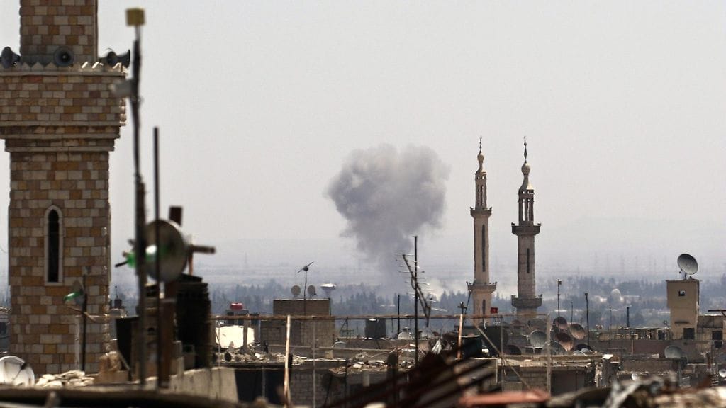 Kuvituskuva. Savupatsas nousee, kun Syyrian hallituksen joukot iskuvät lähellä Damaskoksen kaupunkia 13. heinäkuuta 2016.