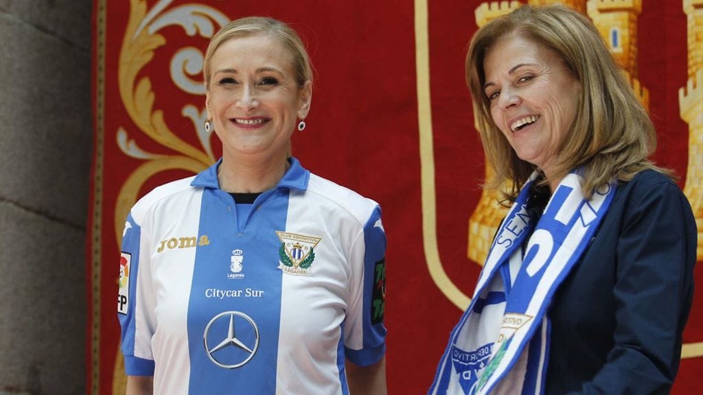 Leganes FC:n puheenjohtaja Victoria Pavon (oik.) ja Madridin itsehallintoalueen johtaja Cristina Cifuentes.