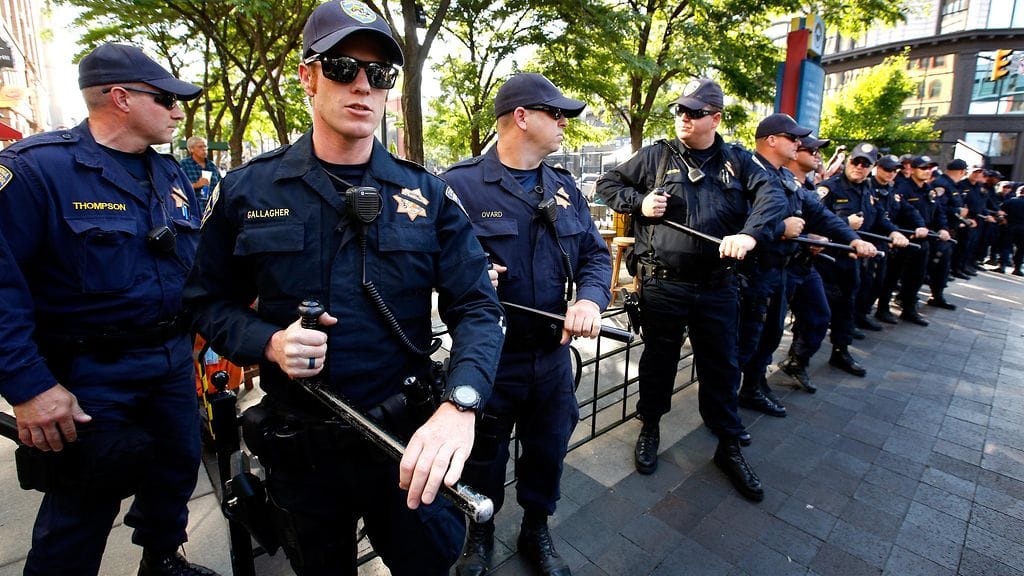 Poliiseja on tuotu myös muista osavaltioista Ohion Clevelandiin, missä republikaanit kokoontuvat parhaillaan puoluekokouksessa. Myös katupartiot ovat aktiivisia.