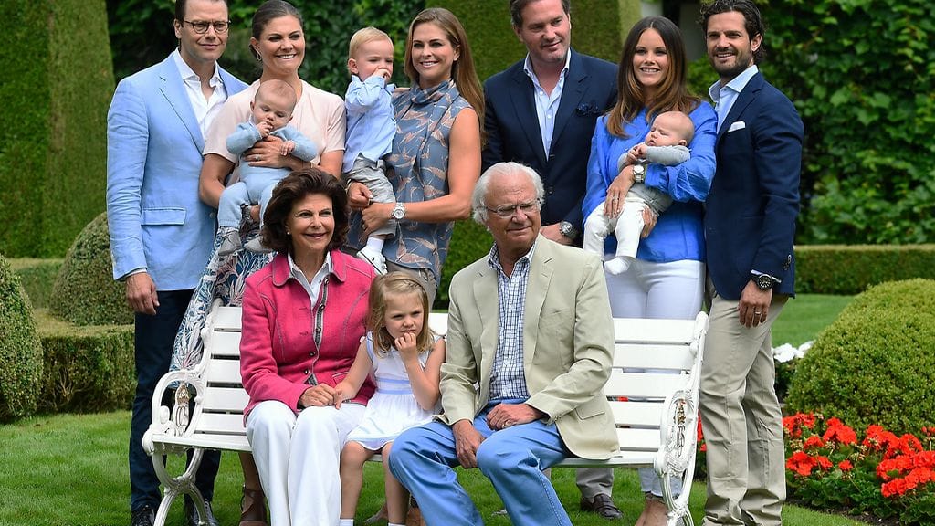 Ruotsin kuninkaalliset 15.7.2016 5: Daniel, Victoria, Madeleine, Chris, Carl Philip, Sofia, Silvia, Kaarle Kustaa, Estelle, Leonore, Nicolas, Alexander, Oscar