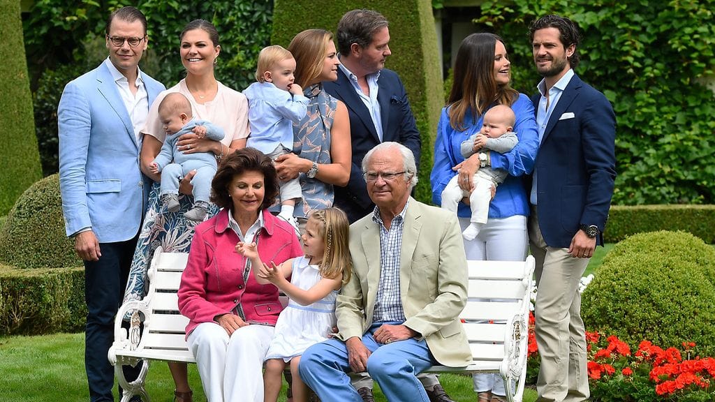 Ruotsin kuninkaalliset 15.7.2016 6: Daniel, Victoria, Madeleine, Chris, Carl Philip, Sofia, Silvia, Kaarle Kustaa, Estelle, Leonore, Nicolas, Alexander, Oscar