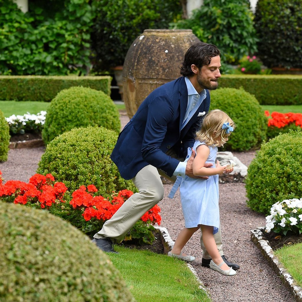 Ruotsin kuninkaalliset 15.7.2016 10: Daniel, Victoria, Madeleine, Chris, Carl Philip, Sofia, Silvia, Kaarle Kustaa, Estelle, Leonore, Nicolas, Alexander, Oscar