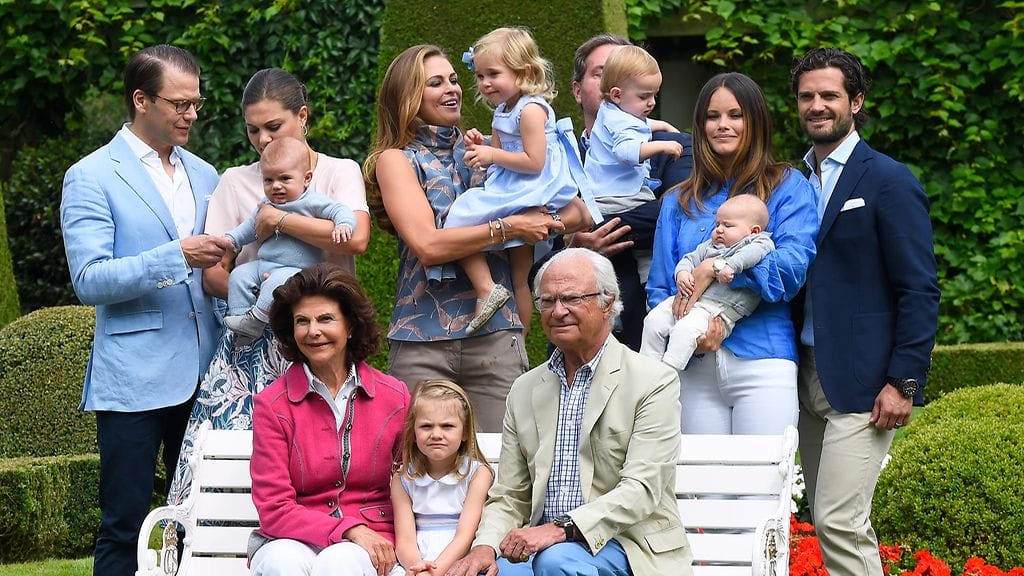 Ruotsin kuninkaalliset 15.7.2016 12: Daniel, Victoria, Madeleine, Chris, Carl Philip, Sofia, Silvia, Kaarle Kustaa, Estelle, Leonore, Nicolas, Alexander, Oscar