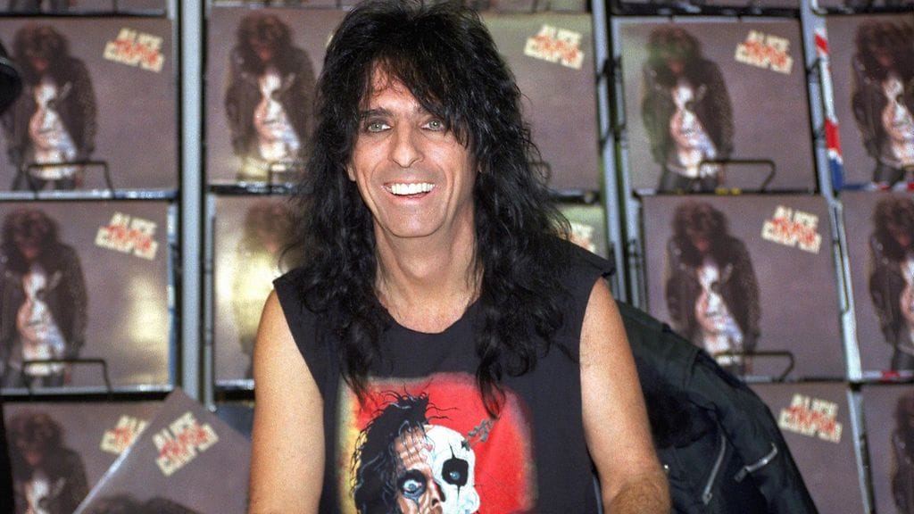 Alice Cooper vieraili Suomessa ja signeerasi levyjä Helsingissä marraskuussa 1989.