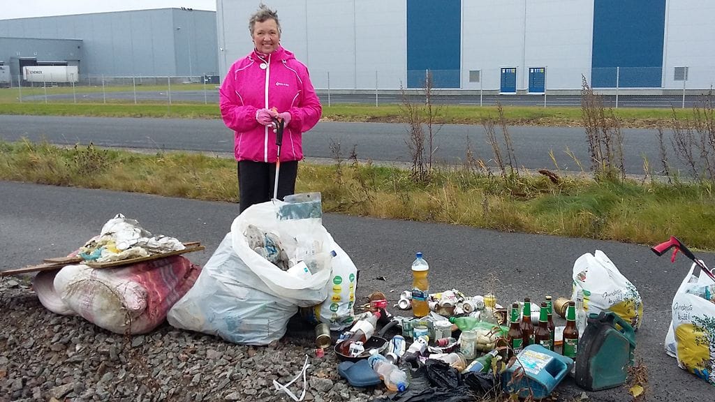 Kaija Erkkilä ja roskasaalis hämeenlinnalaiselta teollisuusalueelta.