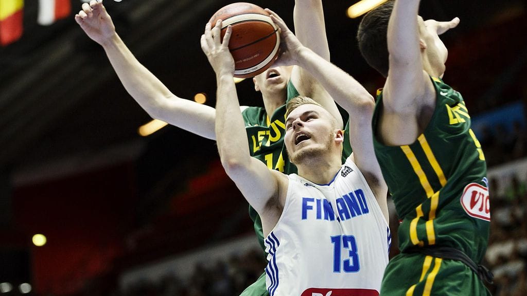 Suomen Juho-Matti Henttonen liettualaispelaajien puristuksessa.