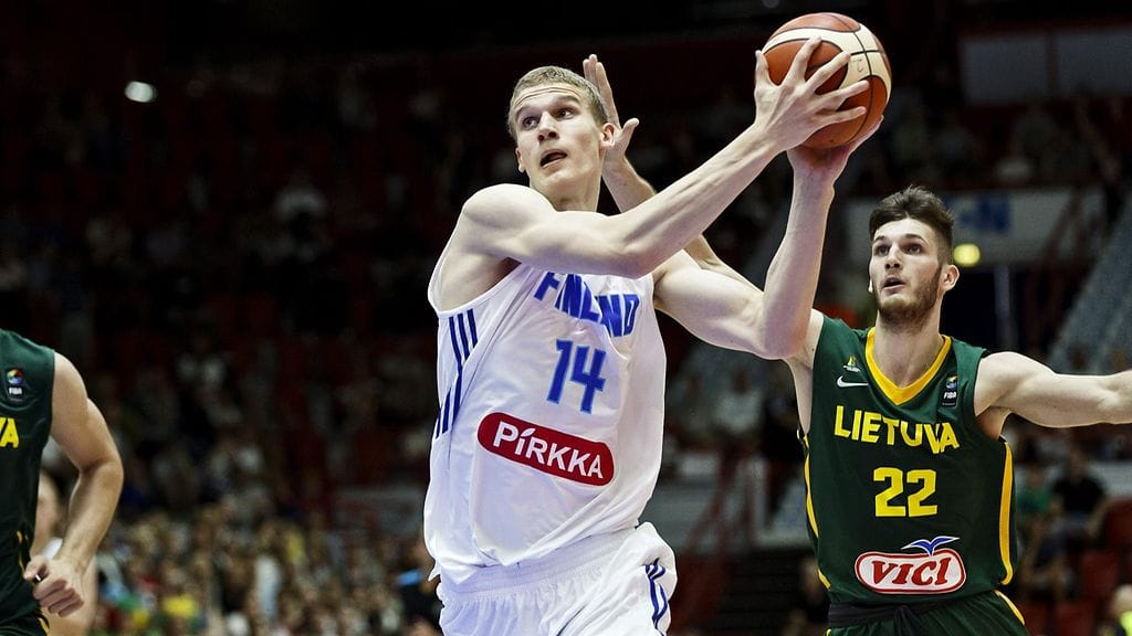 Lauri Markkanen taituroi 22 pistettä neljännesvälieräottelussa Liettuaa vastaan. Liettua voitti pelin 81-62.