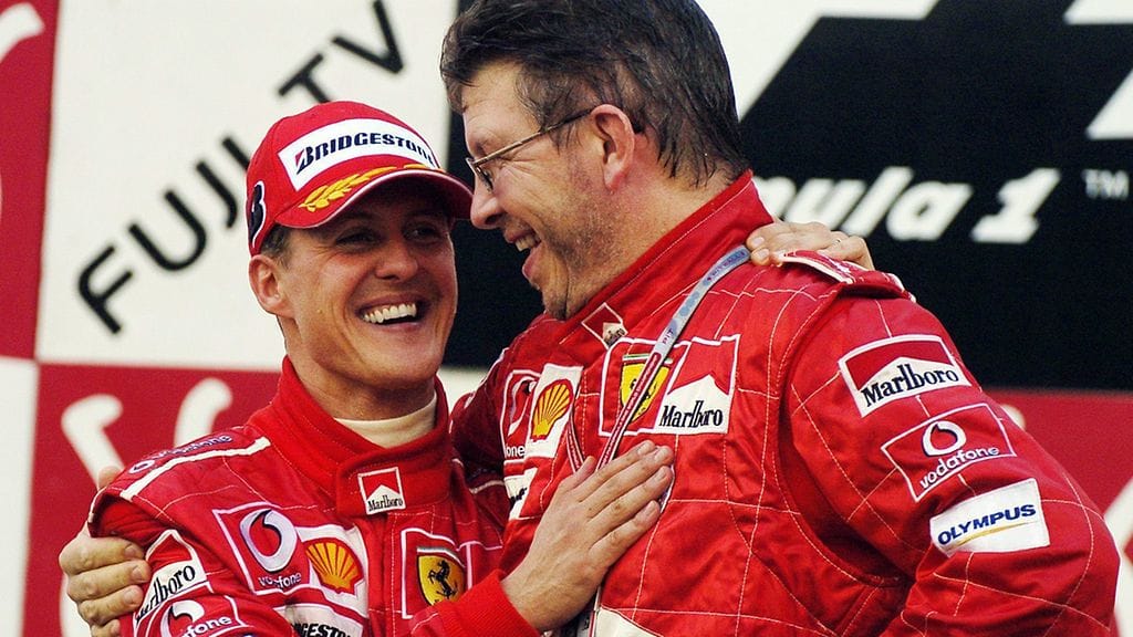 Ross Brawn (oik.) ja Michael Schumacher juhlivat Japanin GP:n voittoa vuonna 2004.