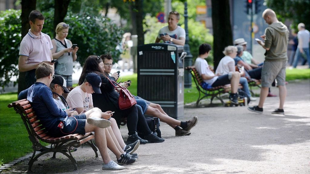 Pokémon Go on villinnyt suomalaiset. Ihmiset pelasivat hittipeliä Helsingin Vanhassa kirkkopuistossa 20. heinäkuuta.